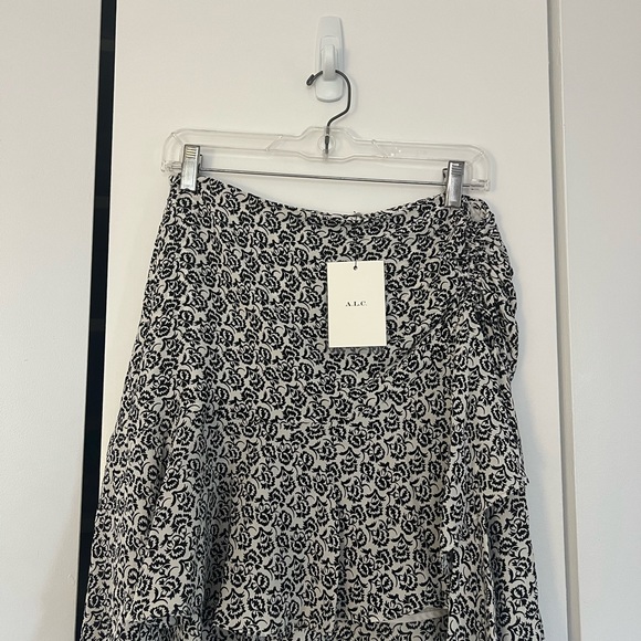 ALC Farrow Silk Mini Skirt Flounce Floral Print White Black Womens 4 NWT - Picture 3 of 4